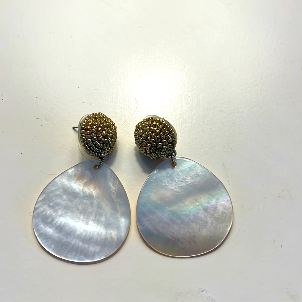 Never Worn Shell Like Earring With Stud Detail 16$